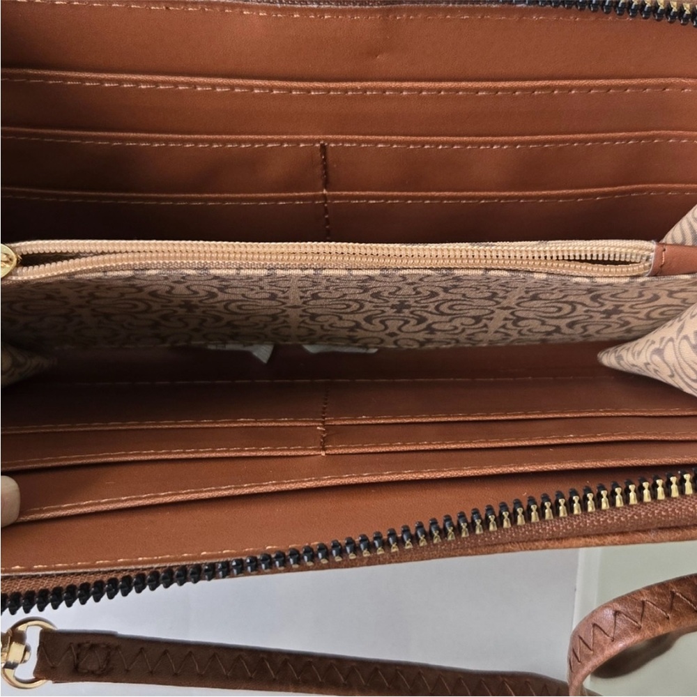 Brown Embossed floral crossbody wallet - Picture 3 of 4